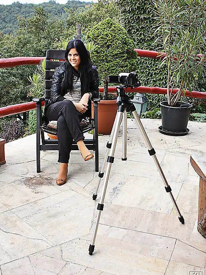 Behind-the-scene shooting with brunette babe Madison Parker posi