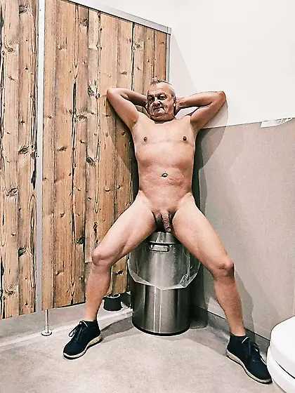 Nu et offert dans les toilettes