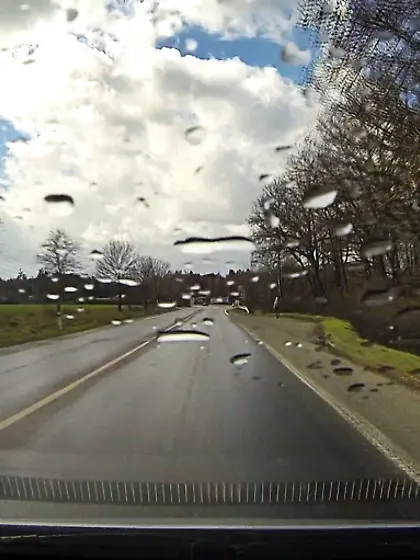 Leggy blonde deep decollete