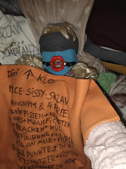 Flausch Klo Sklavin wird Vorgeführt von Master