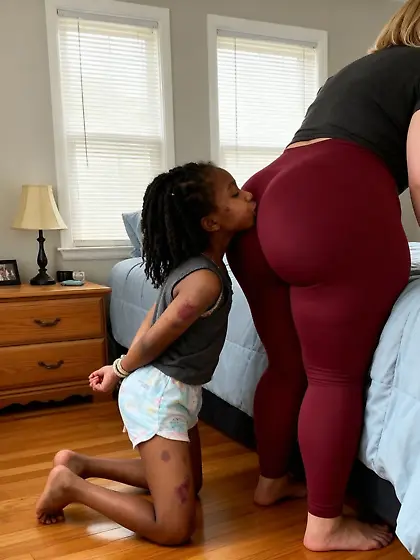 Nigger girl kisses pawg asshole