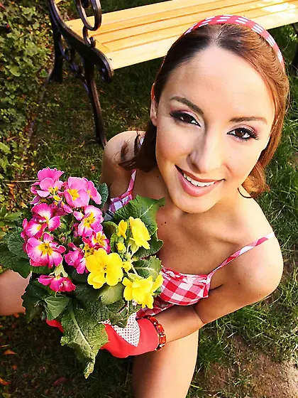 Smooth pussy girl Austyn Summers strips nude and gets impaled on