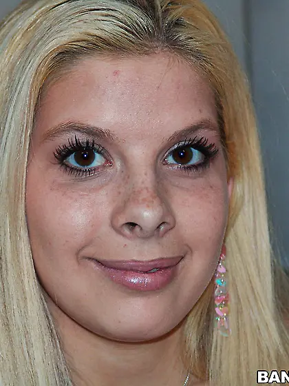 Wonderful blonde babe is showing her masturbation skills torturi