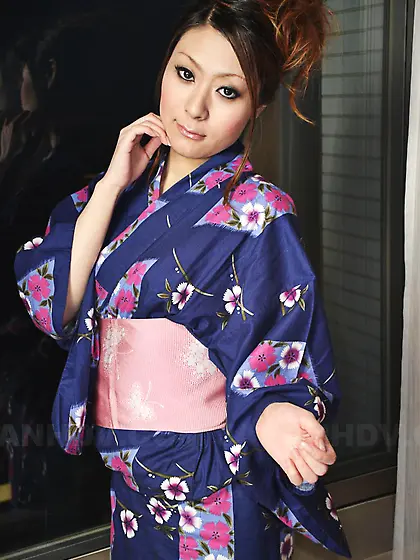 Sexy Asian geisha Yuka Kurosawa is demonstrating her erotic bra