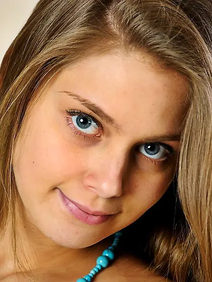 Cute teen stretches exposes