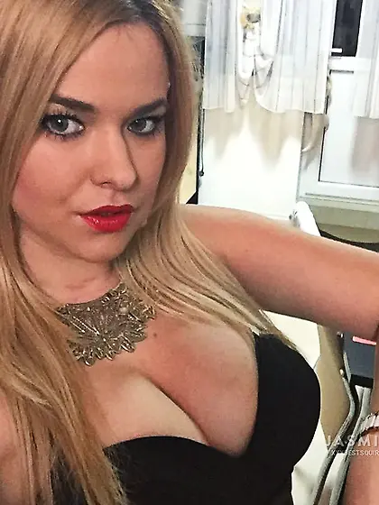 Italian camgirl squirt