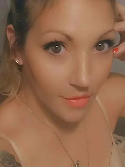 Kristen gave her pussy a workout on the GGW bus