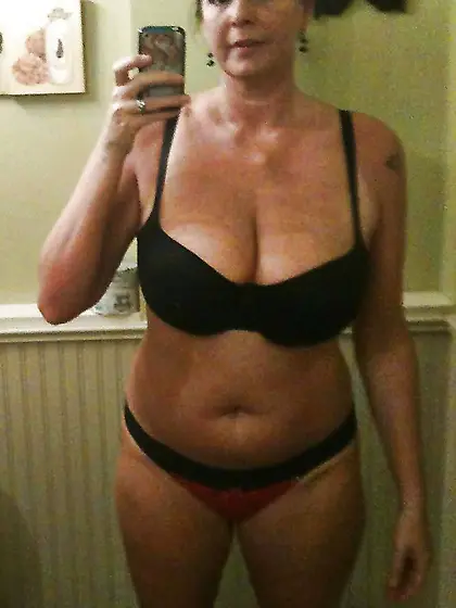 Buxom mature dame selfshot