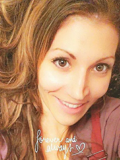 Kristen gave her pussy a workout on the GGW bus