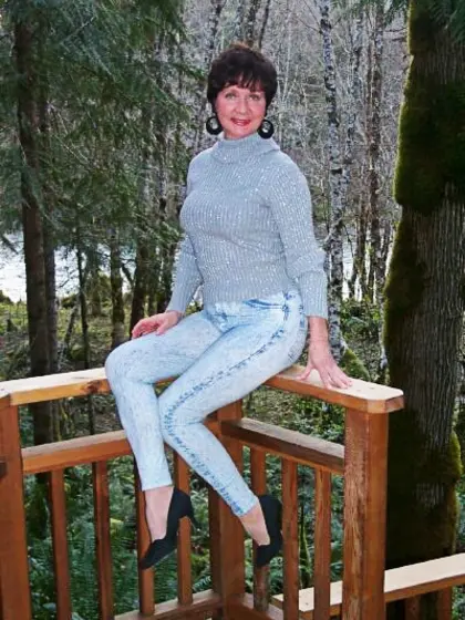 Mature Solo Classy Carol from United States