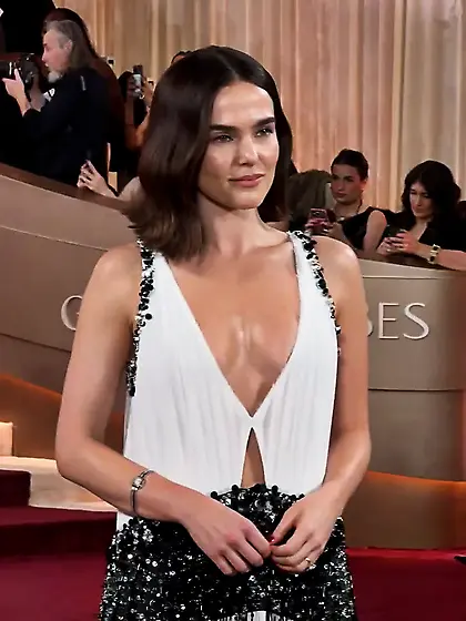 Zoey Deutch - Goldeb Globes 2026