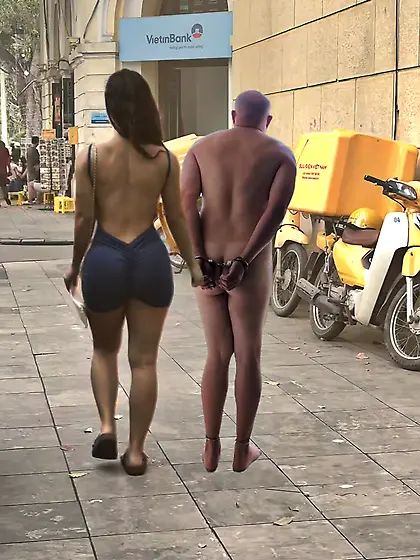 Amarrado desnudo cfnm publico