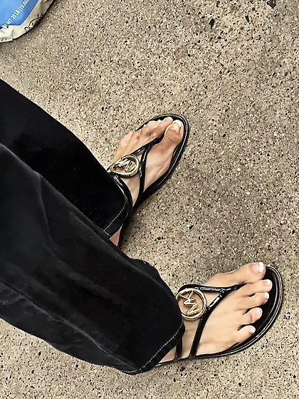 Gilfs feet at supermarket