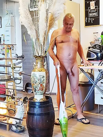 Je fais le ménage nu