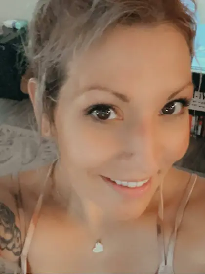 Kristen gave her pussy a workout on the GGW bus