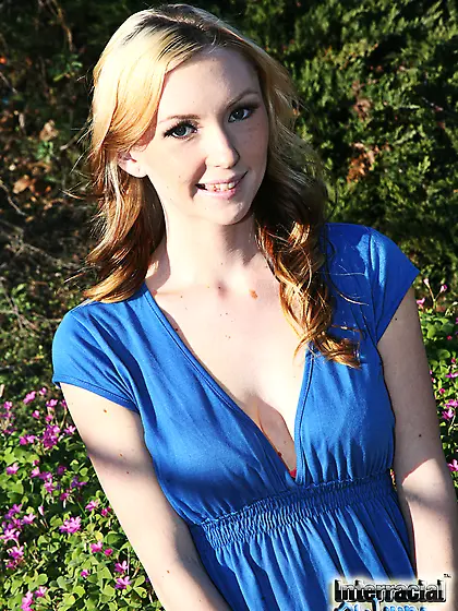 The shaved pussy of Amy Quinn looks great wrapped around the hug