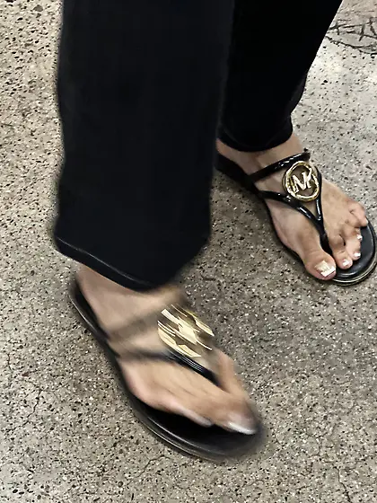 Gilfs feet at supermarket