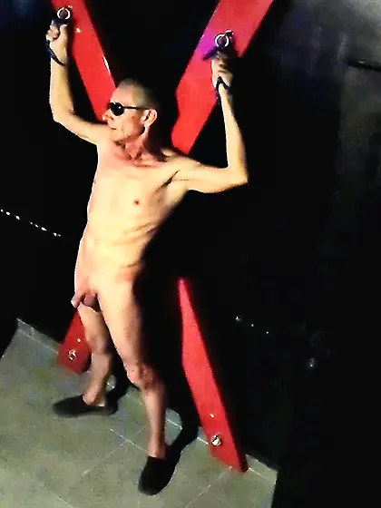 Beaux mec nu BDSM s'exhibe en public dans un club.