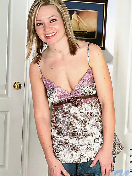 Tracy Nubiles shows not just her beautiful smile by her horny fl