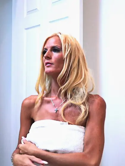 Stacked MILF beauty's bath solo