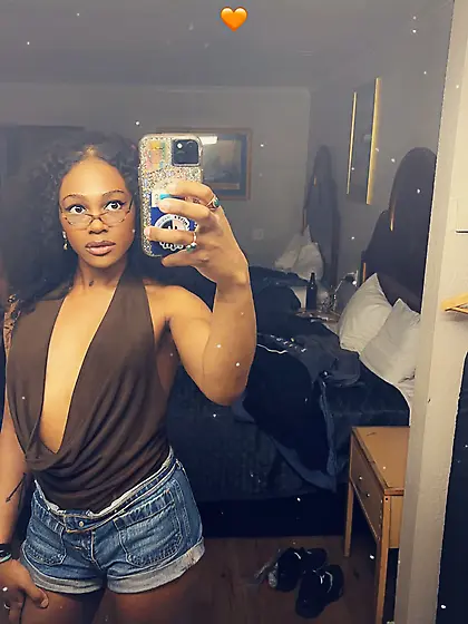 Hi, I’m just a regular girl who likes to take selfies!