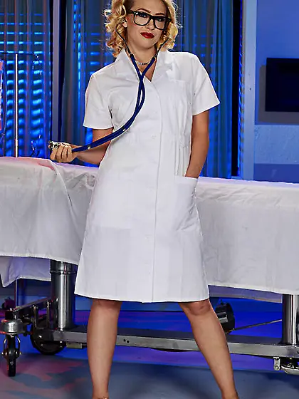 Blonde MILF Kagney Linn Karter changes white robe to more intere