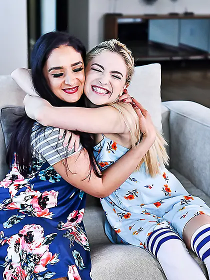 Sheena Ryder and Jane Wilde pleasuring horny dude on the couch