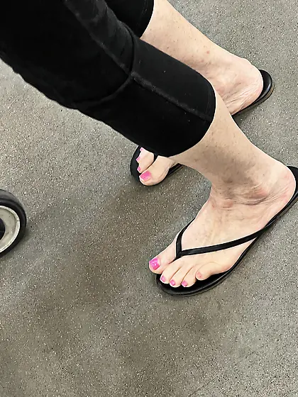 Gilfs feet at supermarket