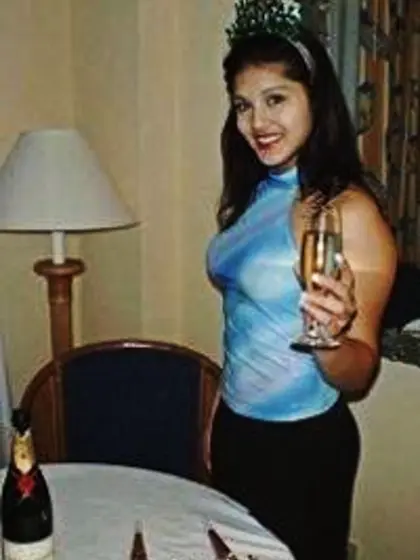 Sunny Leone takes her sexy black shorts off and shows us her ama