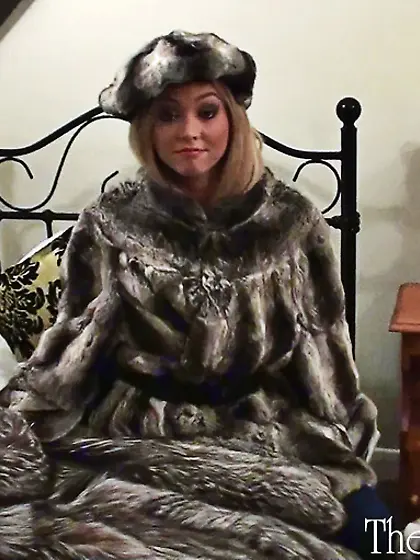 Swarthy babe high boots