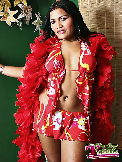 Hottie Duda with a boa