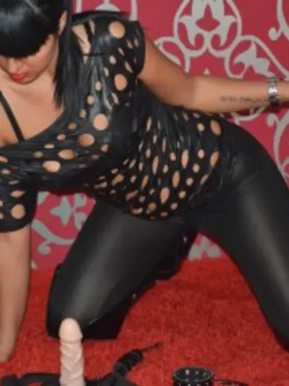 Brunette dommedivinne perform close