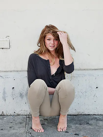 Teen cutie posing tight