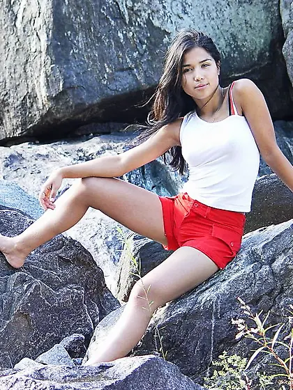 Giana loves her shirts wet