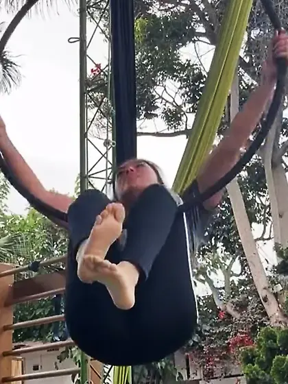 latina fea muestras las plantas de sus pies