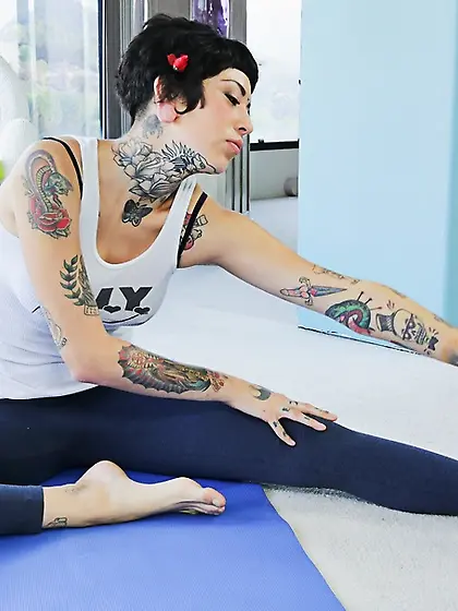 Short haired slut rides