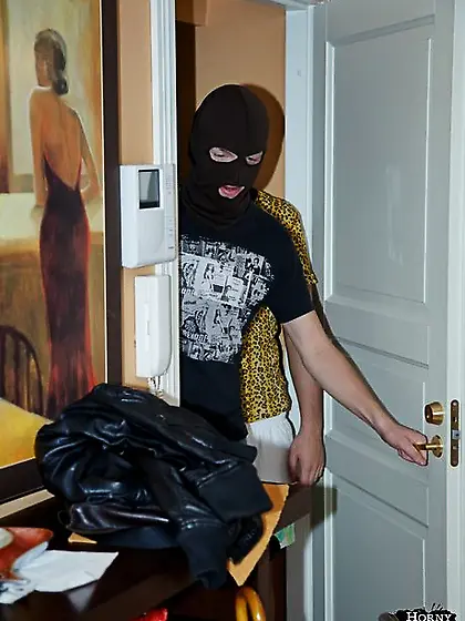 Resting beauty receives messy facial after intense sex with horn