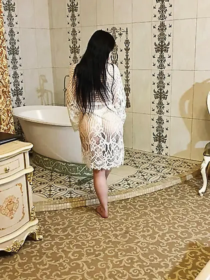 Perfectly shaped teen takes a quick shower