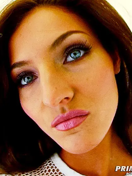 Brunette babe spreads legs