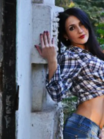 Brunette Warmhheart Dancing.