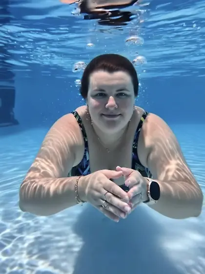 Une femme sous l'eau