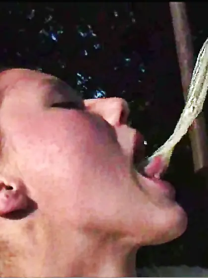 AnjaCawa muss Kondome aussaugen