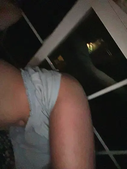 White thot loves to show off body