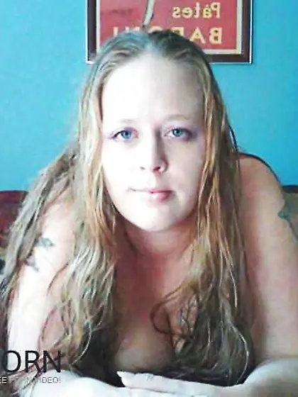 GEILE, KLEINE SCHLAMPE MIT RIESEN TITTEN