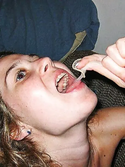 AnjaCawa muss Kondome aussaugen