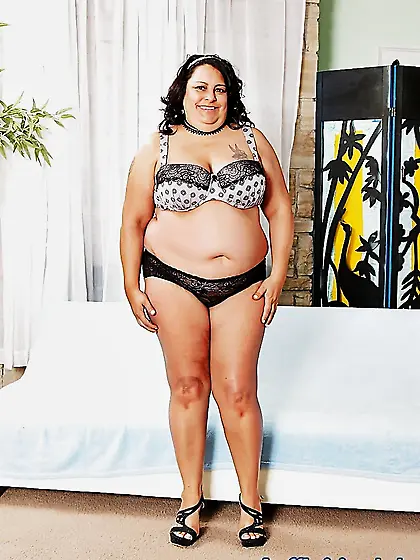 Lacy Bangs shows off her fat ass and pussy