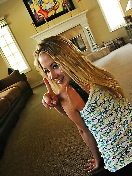 Casi James spends the day by working that shaft and swallowing