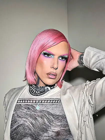 Jeffree Star tattooed makeup twink