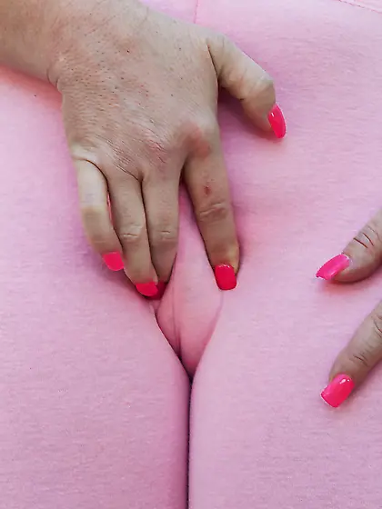 MILF with ponytail is possessor of huge round buttocks that she