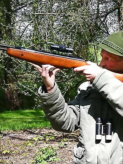 Tochter bringt Vater Broetchen